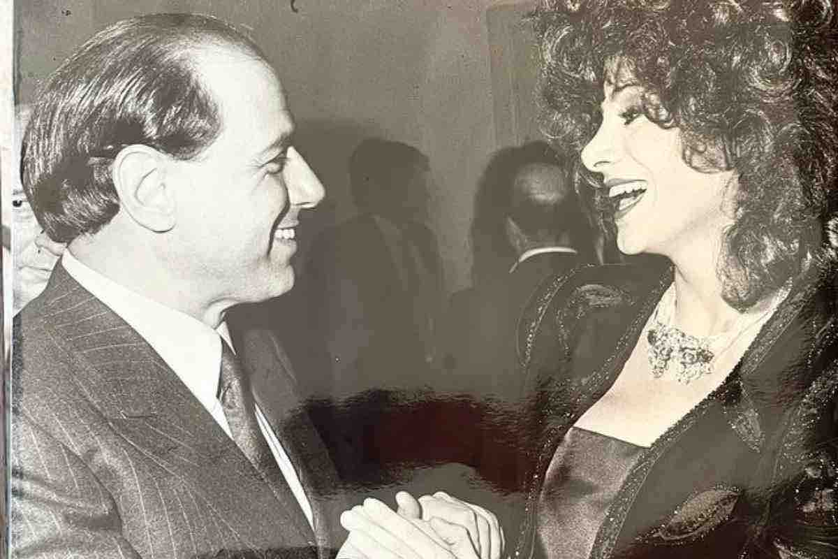 Berlusconi immortalato insieme a Carmen Russo