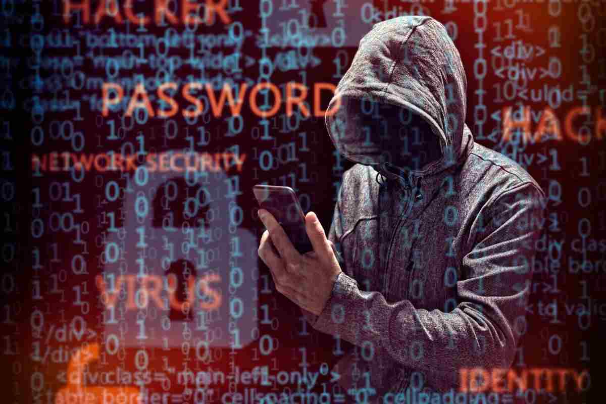 hacker che spia un telefono