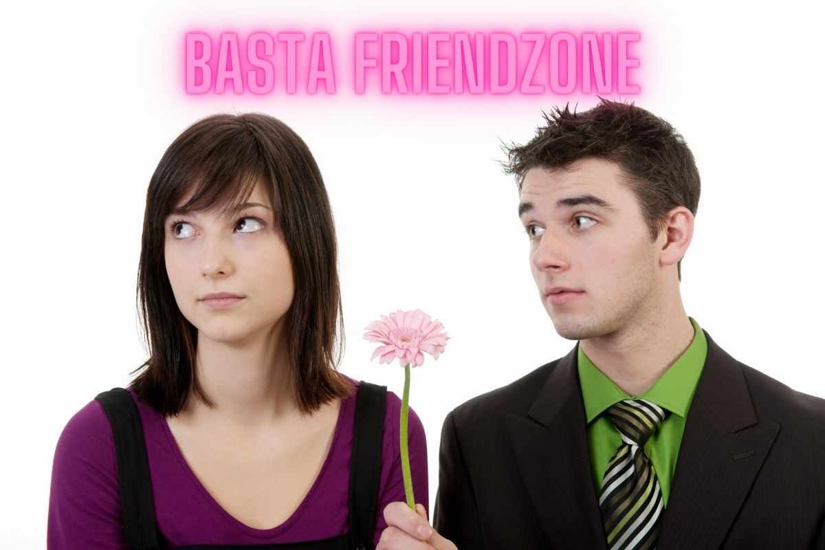 ragazzo offre fiori alla ragazza